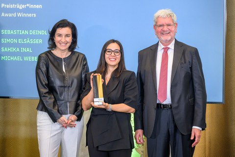 Humboldt Professor Sahika Inal (center) with Dorothee Bär, Federal Minister for Research, Technology, and Space, and Robert Schlögl, President of the Alexander von Humboldt Foundation.