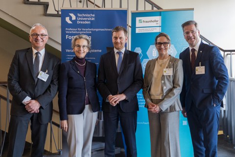 Gruppenfoto Jubiläum Professur für Verarbeitungsmaschinen und Verarbeitungstechnik der Technischen Universität Dresden (TUD) und das Fraunhofer Institut für Verfahrenstechnik und Verpackung (IVV)