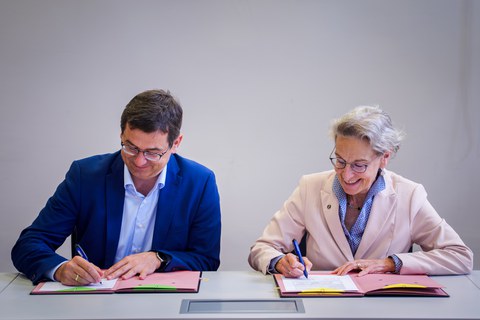Dr. Christian Koitzsch and Prof. Ursula M. Staudinger sign the memorandum of understanding. 