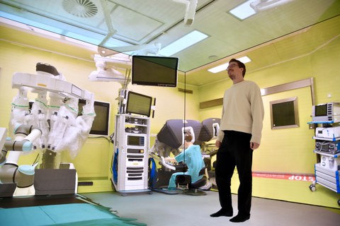 Person in immersiver OP-Raum-Installation im Holodeck.