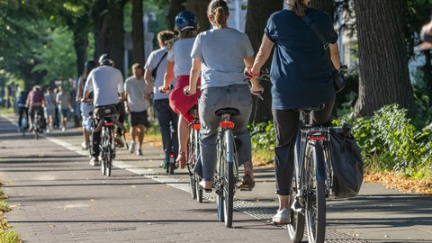 Radfahrende auf dem Radweg