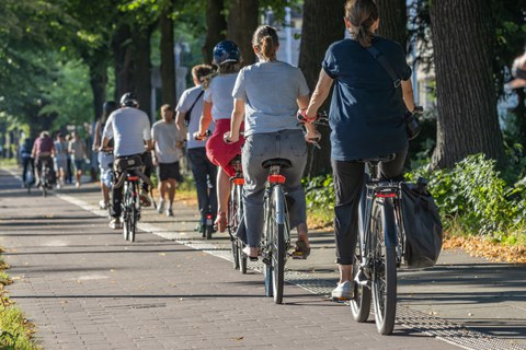 Radfahrende auf dem Radweg