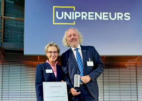 Prof. Ursula M. Staudinger, Rector of TUD, and Prof. Frank H. P. Fitzek at the awards ceremony. 