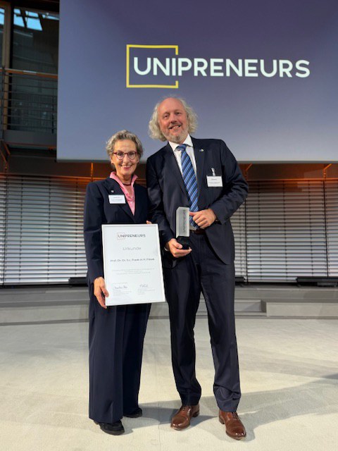 Prof.in Ursula M. Staudinger, Rektorin der TUD, und Prof. Frank H. P. Fitzek bei der Preisverleihung. 