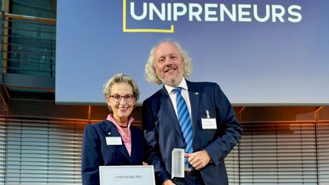 Prof.in Ursula M. Staudinger, Rektorin der TUD, und Prof. Frank H. P. Fitzek bei der Preisverleihung. 