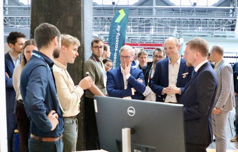 Saxony's Minister President Michael Kretschmer (right) spoke with Dr. Moritz Herzog and the cluster spokespersons Prof. Gerhard Fettweis and Prof. Jochen Hampe (from left) at the Silicon Saxony Days.