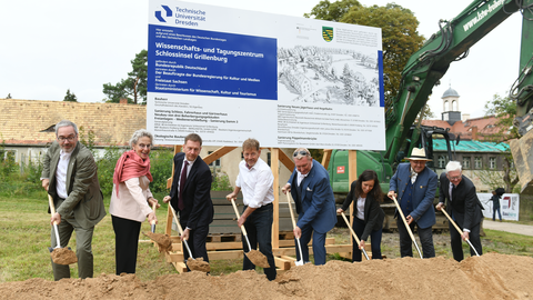 Gruppenfoto von mehreren Personen mit Spaten in den Händen - darunter unter anderem TUD-Kanzler Jan Gerken, TUD-Rektorin Prof. Ursula M. Staudinger, Ministerpräsident Michael Kretschmer und Tharandts Bürgermeister Silvio Ziesemer.