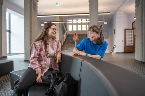 Studierende an der TUD im Gespräch.