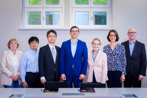 Group photo with representatives from TSMC, ESMC, and the TUD Rector's Office.
