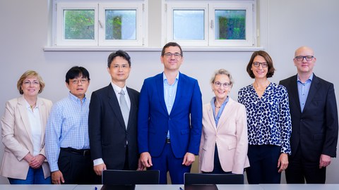 Gruppenbild mit Vertretern von TSMC, ESMC und des TUD-Rektorats.