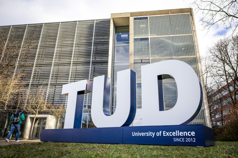 TUD Logo in front of the audimax