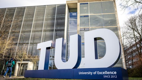 TUD Logo vor dem Hörsaalzentrum