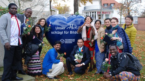 Absolventen des 69th UNEP/UNESCO/BMUB International Short Course on Renewable Energy and Energy Efficiency vor dem Rektoratsgebäude.