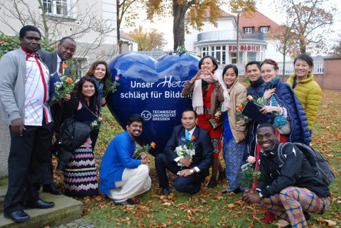 Absolventen des 69th UNEP/UNESCO/BMUB International Short Course on Renewable Energy and Energy Efficiency vor dem Rektoratsgebäude.