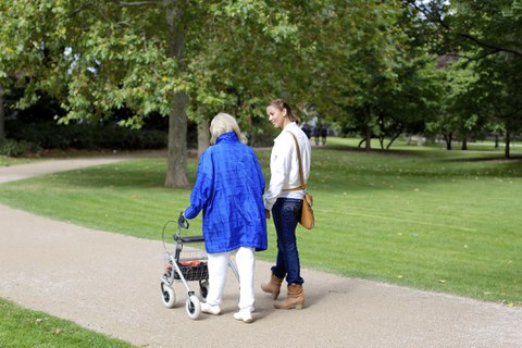 alte und junge Frau im Park