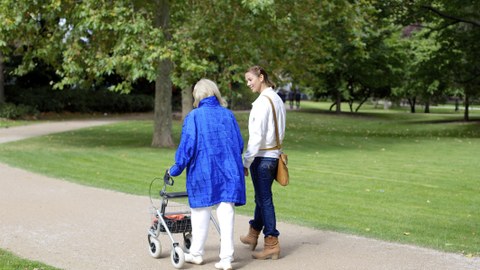 alte und junge Frau im Park
