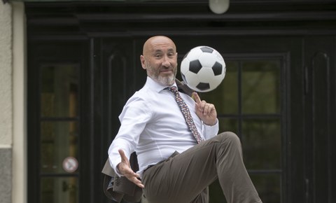 Prof. Hurtado mit Fußball