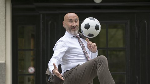 Prof. Hurtado mit Fußball