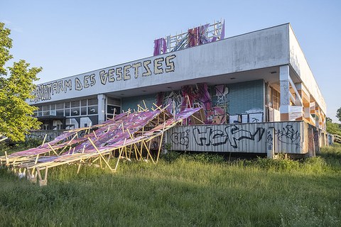 Die Installation "The Arrival of Magenta" von Henning Haupt an der Fassade der robotron-Kantine.