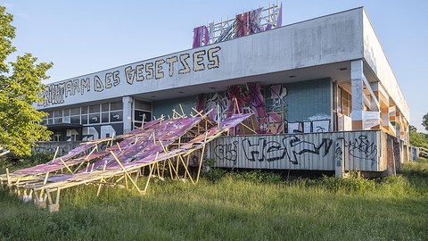 Die Installation "The Arrival of Magenta" von Henning Haupt an der Fassade der robotron-Kantine.