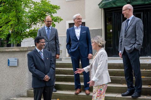 Besuch im Rektorat, vorne: Dr. Madhusudan Reddy Nandineni und Prorektorin Forschung Prof. Angela Rösen-Wolff hinten v.l.:  Prof. Ercan Altinsoy, Prof. Jürgen Stamm, Prof. Niels Modler