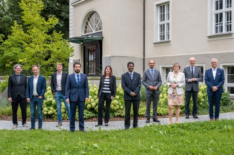 Gruppenfoto von den 10 Beteiligten des Treffens vor dem Rektorat.