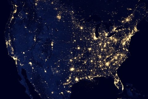 Blick aus dem Weltraum auf die USA bei Nacht, Lichter sind zu erkennen.