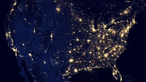 Blick aus dem Weltraum auf die USA bei Nacht, Lichter sind zu erkennen.