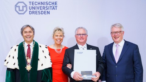 Heinz-Jürgen Preiss-Daimler (2.v.r), seine Ehefrau Beatrix, Prof. Hans Müller-Steinhagen (links) und Prof. Heinz Reichmann
