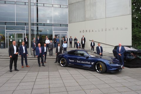 Vertreter der Porsche AG und der TU Dresden sowie Gästemit Porsche Taycan (vorn li.) inklusive Schnellladesystem sowie Cockpit