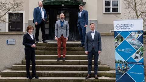 Gruppenfoto mit 5 Personen auf einer Treppe