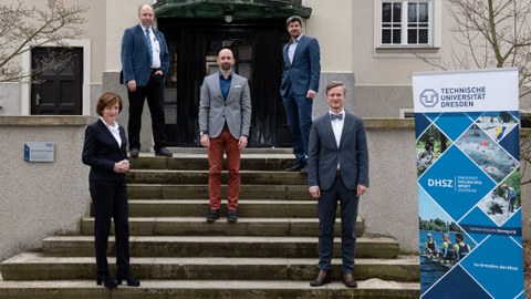 Gruppenfoto mit 5 Personen auf einer Treppe