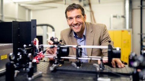 Prof. Lasagni steht hinter einer wissenschaftlichen Apparatur