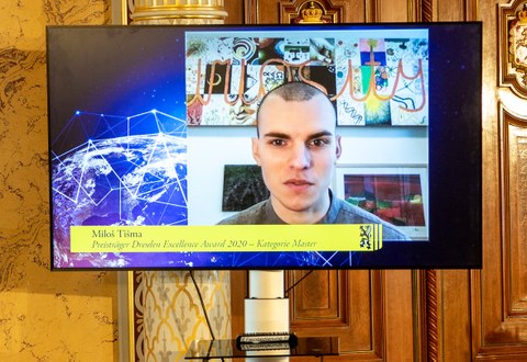 Bild von Preisträger Miloš Tišma, der per Video zugeschaltet ist.