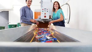 Prof. Dornack und Hr. Maletz stehen an der Müll-Sortieranlage