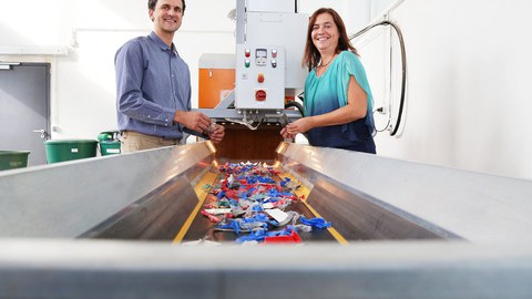 Prof. Dornack und Hr. Maletz stehen an der Müll-Sortieranlage