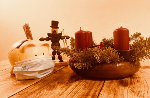Sparschwein mit Mundschutz