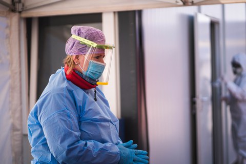 Blonde Frau in Schutzausrüstung und Kunststoffvisier