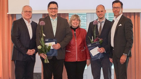 Kurt-Beyer-Preisverleihung. Von links nach rechts: Prof. Dr.-Ing. Manfred Curbach, Dr.-Ing. Lars Sieber, Dr. Undine Krätzig, Dipl.-Ing. Tobias Kusian und Dipl.-Ing. Adrian Diaconu.