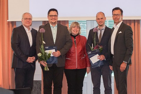 Kurt-Beyer-Preisverleihung. Von links nach rechts: Prof. Dr.-Ing. Manfred Curbach, Dr.-Ing. Lars Sieber, Dr. Undine Krätzig, Dipl.-Ing. Tobias Kusian und Dipl.-Ing. Adrian Diaconu.