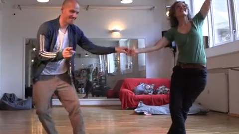Ein Paar tanzt Lindy Hop im Tanzsaal