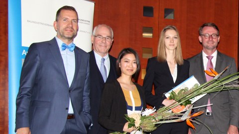 Die Preisträgerinnen Hong Trang Mai (dritte v.l.) und Cäcilia Karge (vierte v.l.) werden von BISA-Hauptgeschäftsführer Dr. Robert Momberg, BISA-Präsident Wolfgang Finck und Sachsens Innenminister Prof. Dr. Roland Wöller (v.l.n.r.) ausgezeichnet.