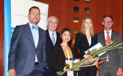 Die Preisträgerinnen Hong Trang Mai (dritte v.l.) und Cäcilia Karge (vierte v.l.) werden von BISA-Hauptgeschäftsführer Dr. Robert Momberg, BISA-Präsident Wolfgang Finck und Sachsens Innenminister Prof. Dr. Roland Wöller (v.l.n.r.) ausgezeichnet.