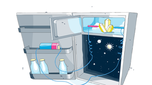Zeichnung eines geöffneten Kühlschrankes. Im rechten Teil ist der Sternenhimmel und 3 verkabelte Kristalle zu sehen, links führen die Kabel zu einer runden Batterie, darunter stehen Milchflaschen.