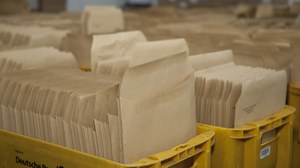 Bild mit Postkästen voller Briefe.