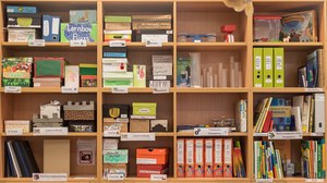 Regal gefüllt mit Grundschul-Lernboxen