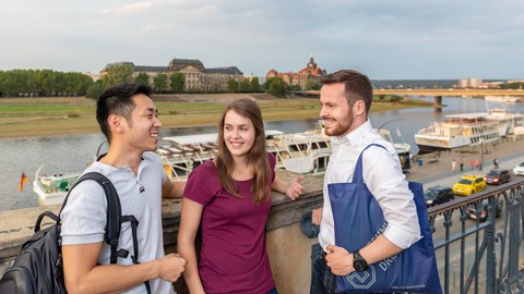 Studierende vor Dresden Kulisse