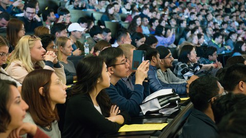 Blick in einen voll besetzen Hörsaal mit Studenten aus verschiednenen Herkunftsländern