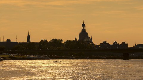 Silhouette der Stadt Dresden von der Elbe aus gesehen im Abendlicht.