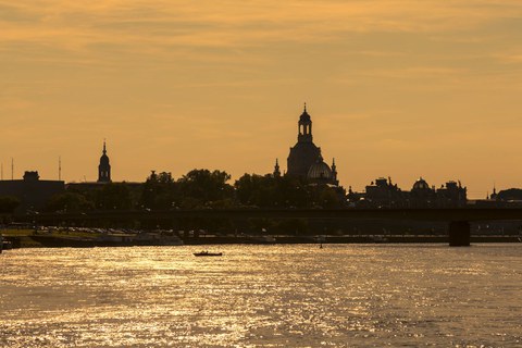 Silhouette der Stadt Dresden von der Elbe aus gesehen im Abendlicht.